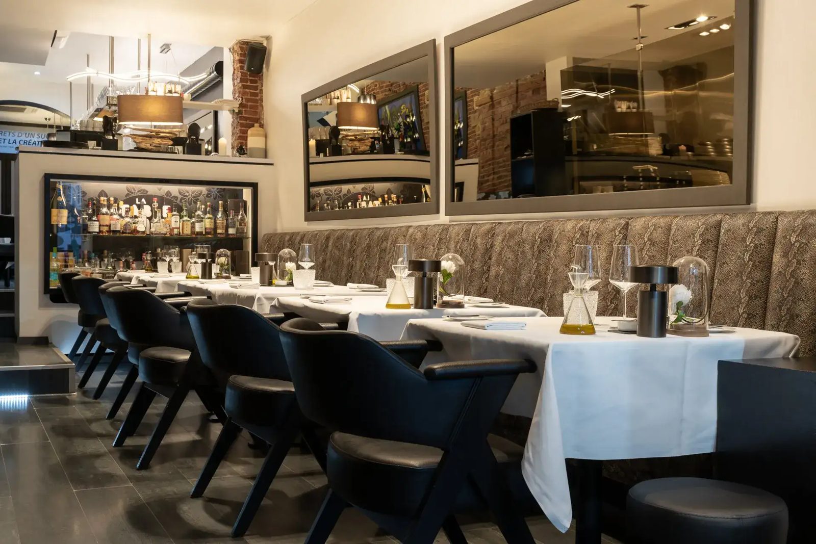 Banquettes et tables dressées de La Table de Mus à Bruxelles