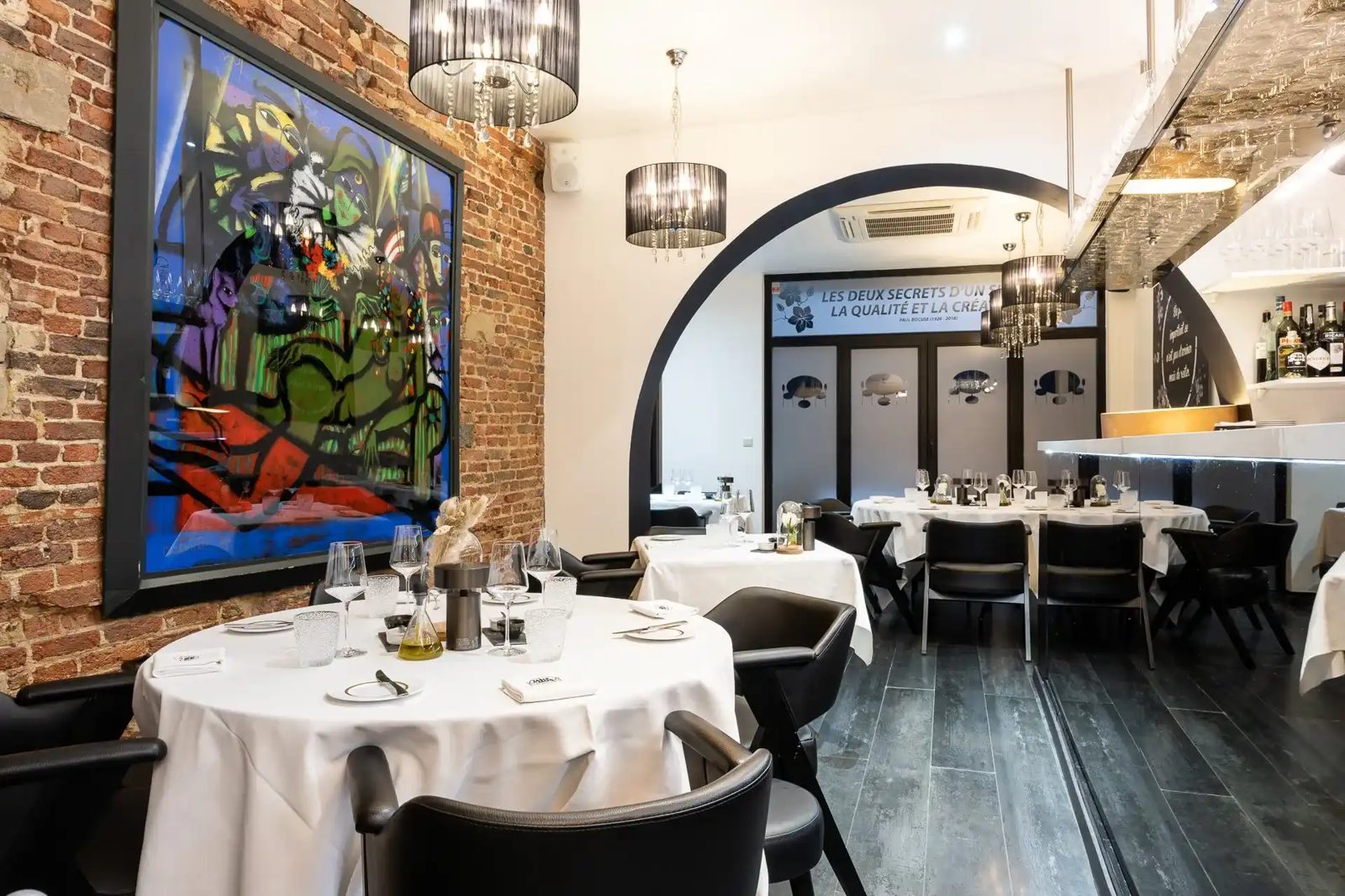 Salle de La Table de Mus avec ses fresques colorées et ses tables dressées