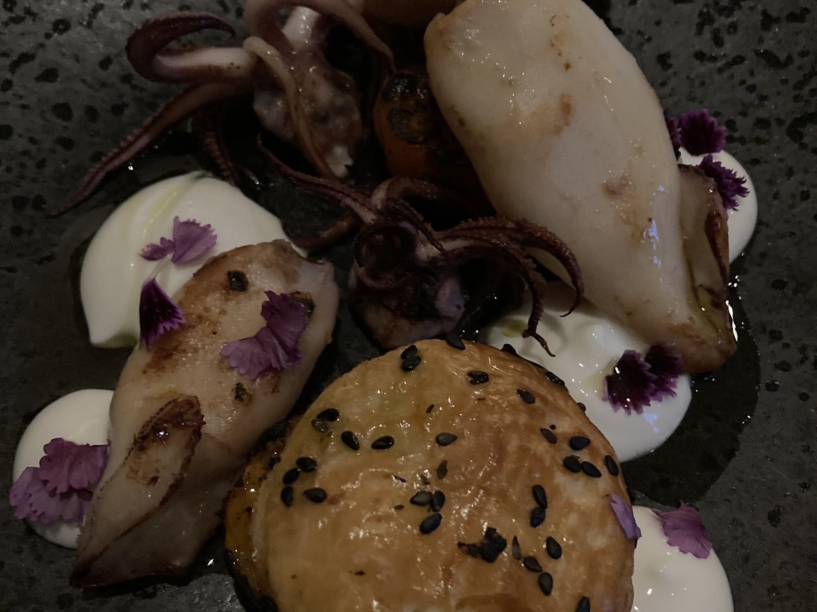 Plat de calamar dressé à l'assiette au restaurant Le Buone Maniere à Bruxelles