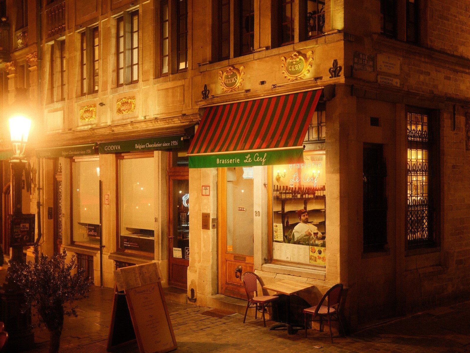 Façade de la Brasserie Le Cerf au numéro 20 de la Grand-Place de Bruxelles, éclairée le soir