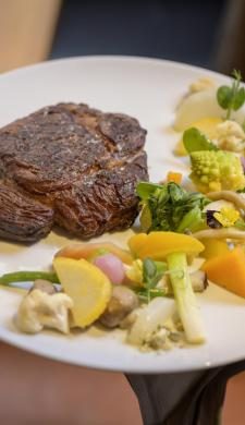 Assiette de viande et frites au Colonel Bruxelles