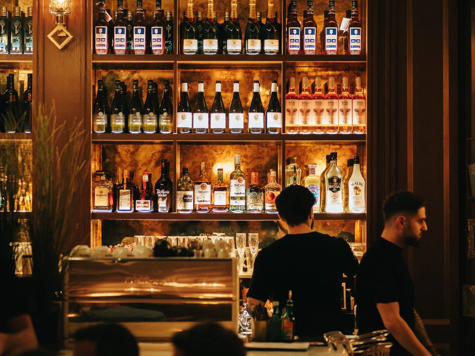 Bar du Conteur et son mur de bouteilles éclairé