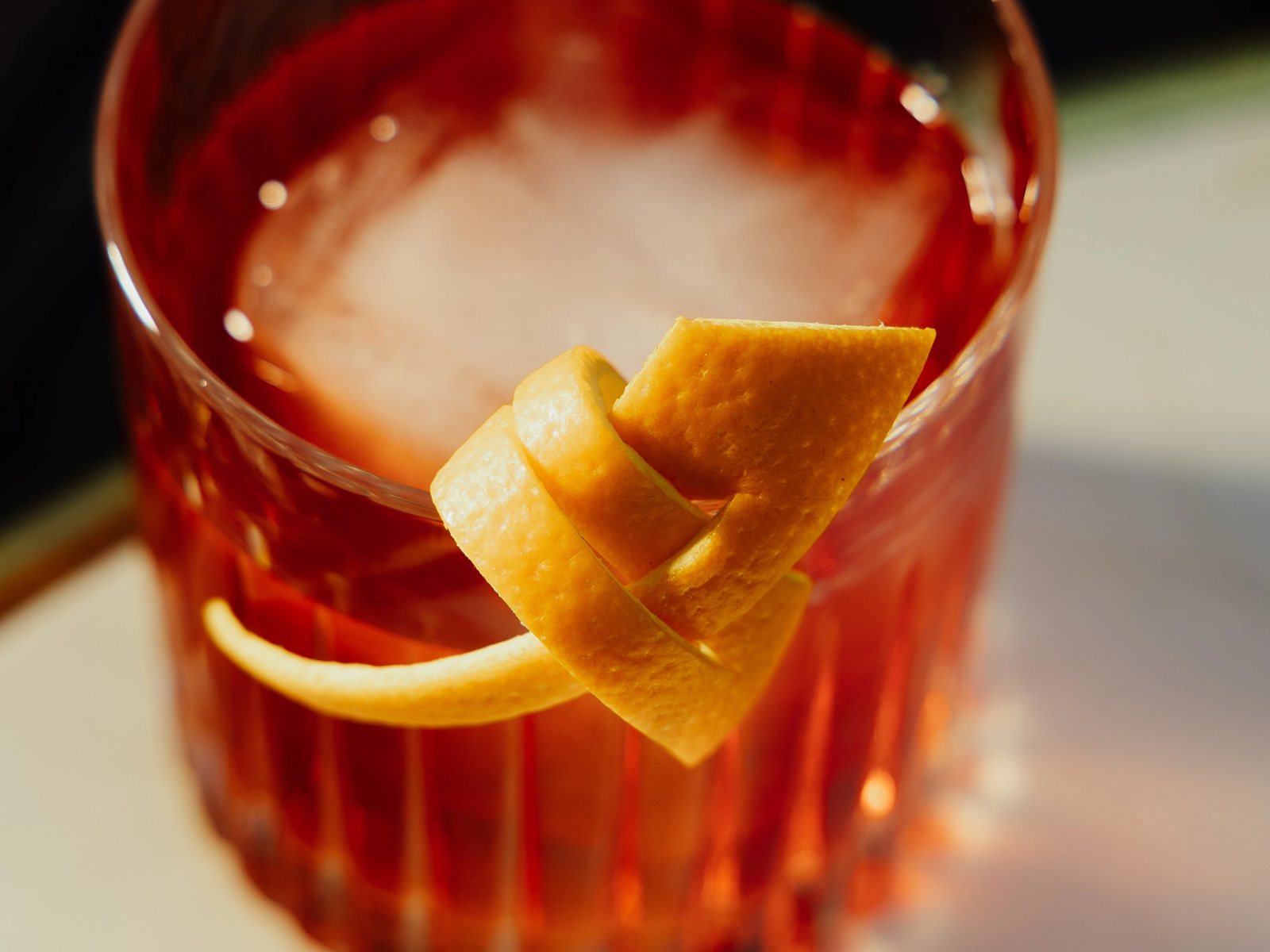 Cocktail ambré du Conteur avec zeste d'orange