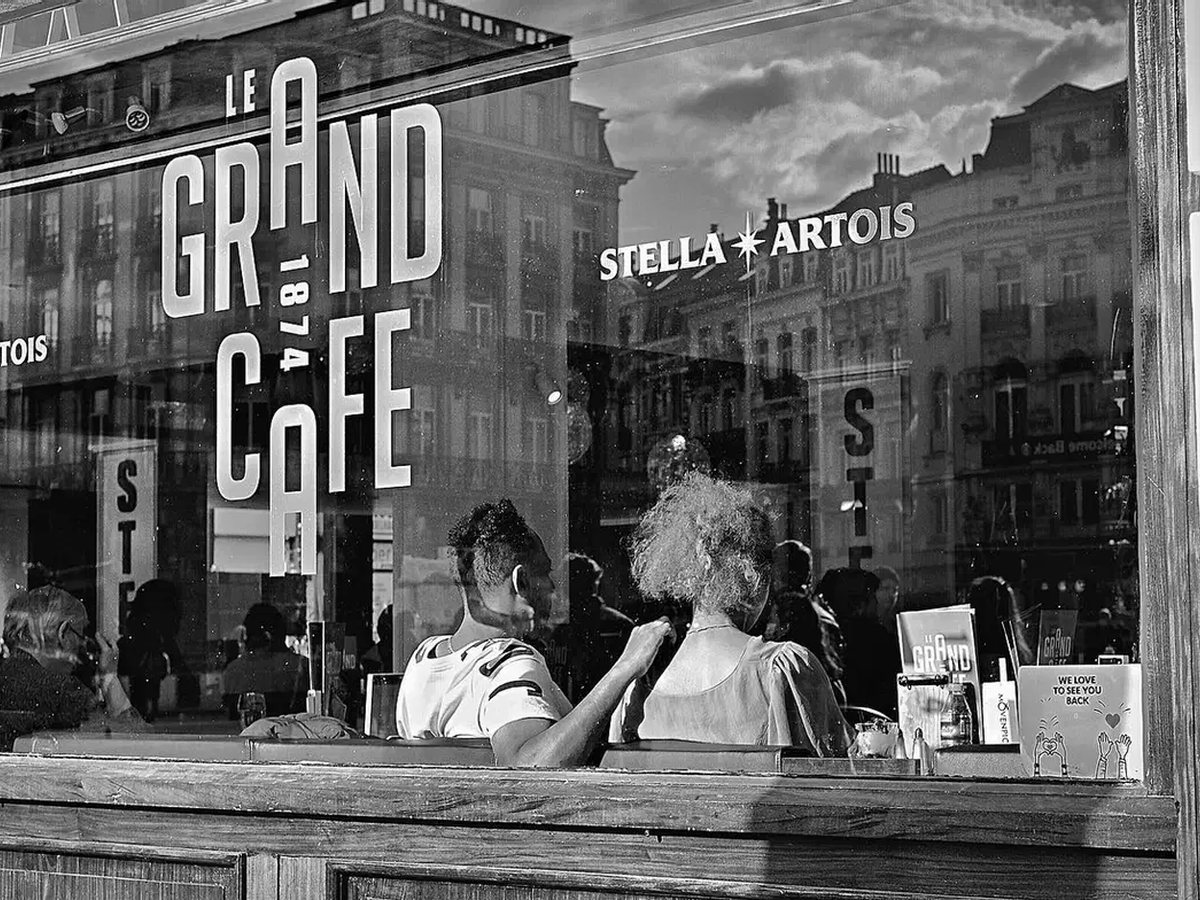 Photographie d'archive en noir et blanc de la terrasse du Grand Café