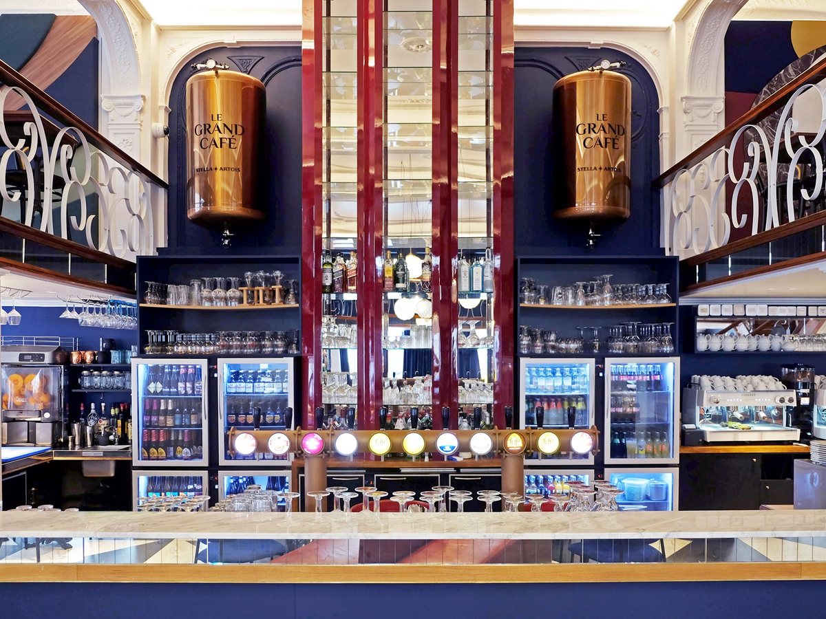Comptoir du Grand Café avec ses colonnes de tirage en cuivre