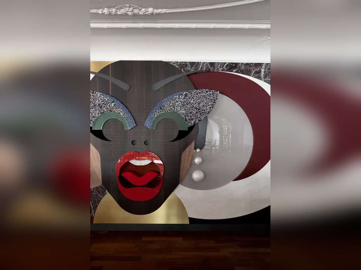Fresque murale géométrique du Grand Café évoquant un visage