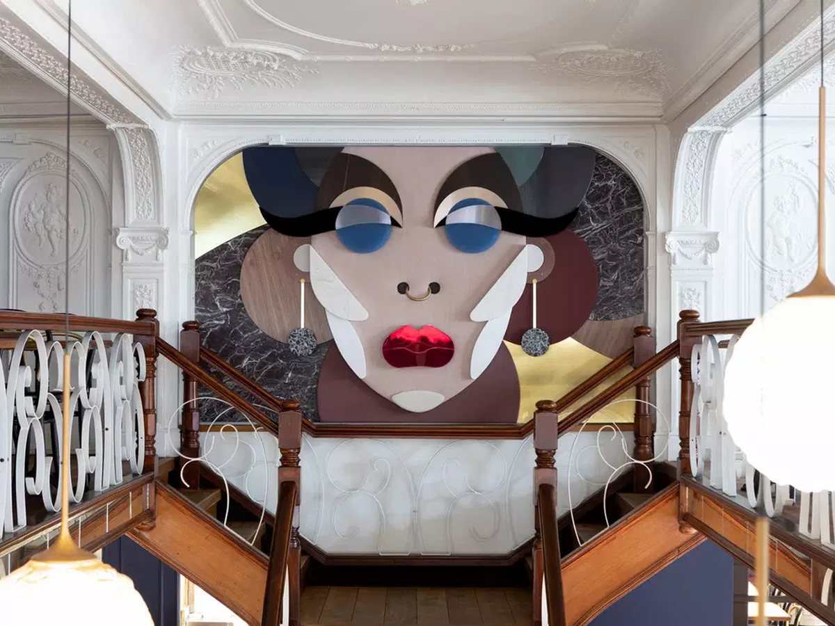 Mezzanine du Grand Café et grande fresque murale géométrique