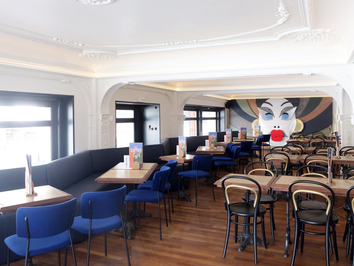 Grande salle du Grand Café avec mezzanine, colonnes et luminaires sphériques