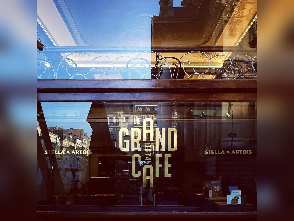 Vitrine du Grand Café éclairée le soir boulevard Anspach