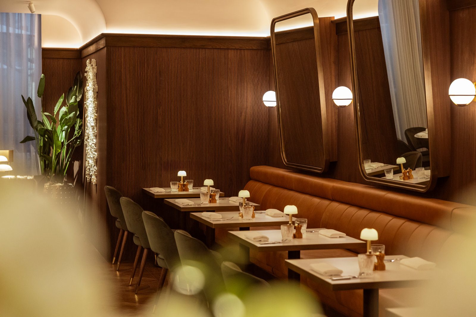 Espace brasserie du Petit Bon Bon, boiseries et miroirs