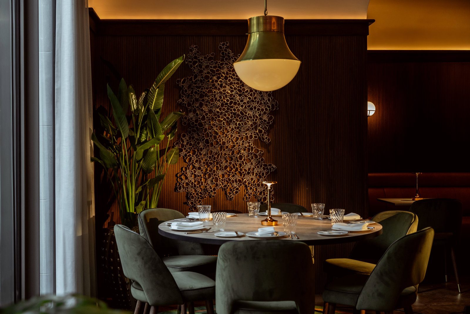 Table ronde dressée au Petit Bon Bon, Corinthia Brussels