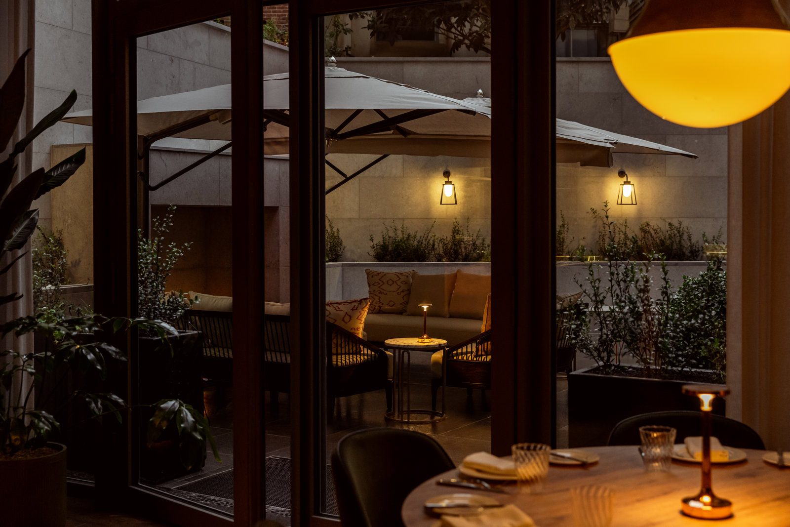 Terrasse intérieure du Petit Bon Bon au Corinthia