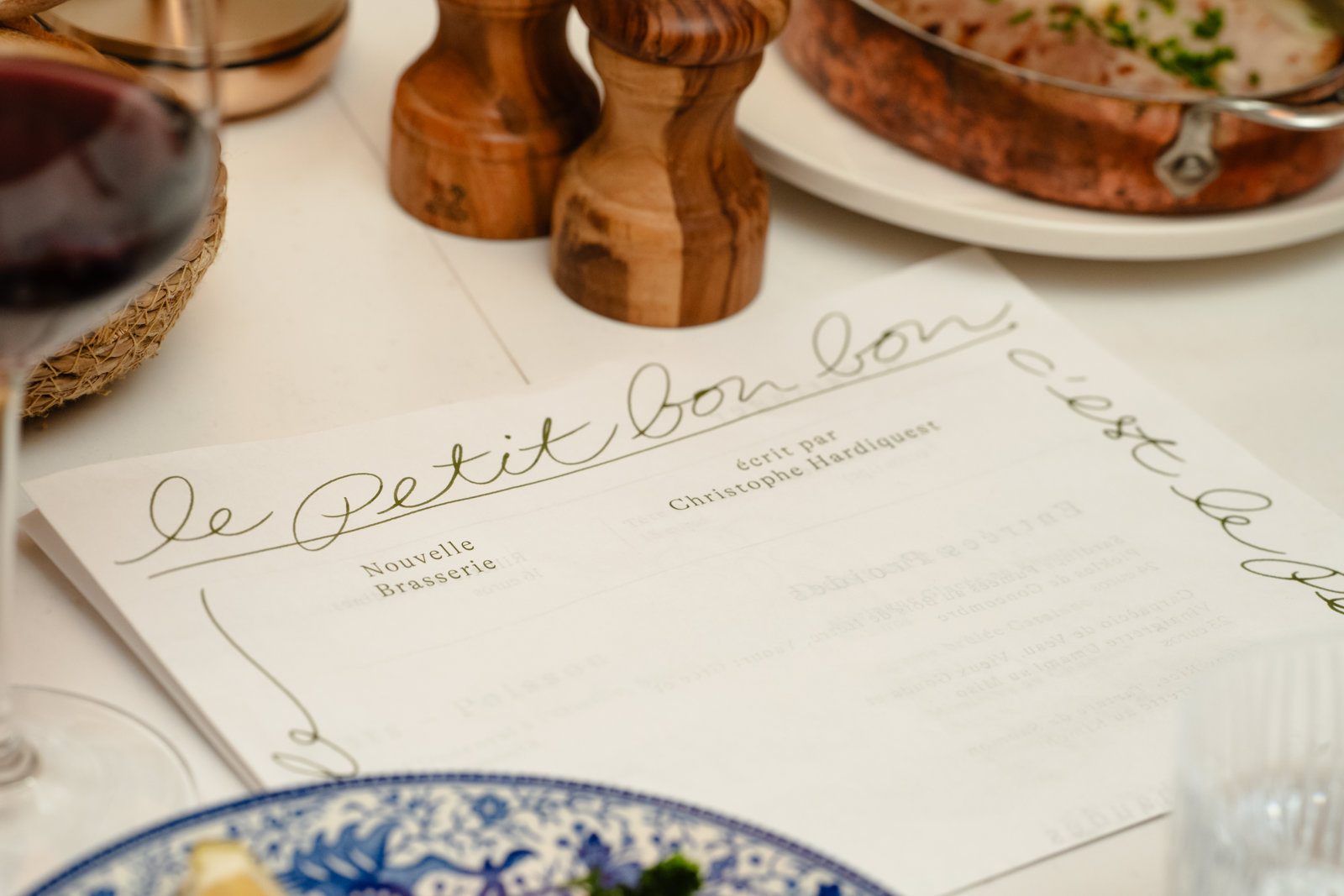 Carte du Petit Bon Bon posée sur une table dressée