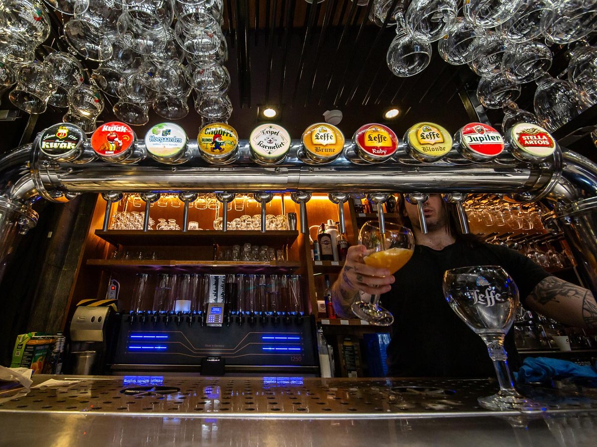 Comptoir du Roy d'Espagne avec ses pompes à bières belges