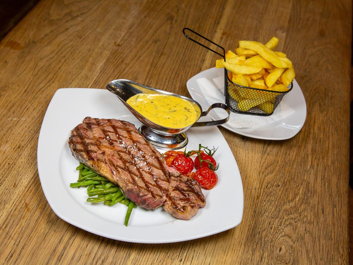 Entrecôte grillée avec frites et sauce béarnaise au Roy d'Espagne