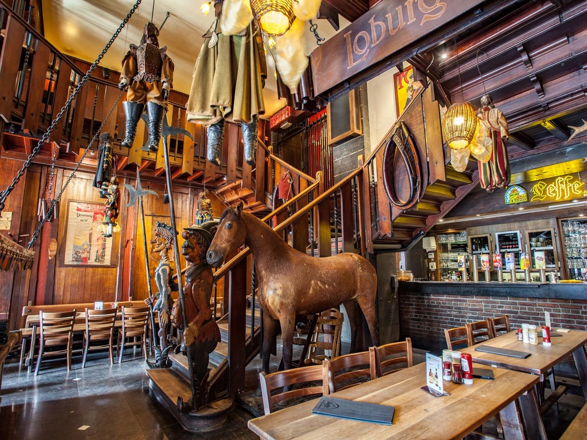 Décor d'estaminet flamand du Roy d'Espagne avec objets suspendus