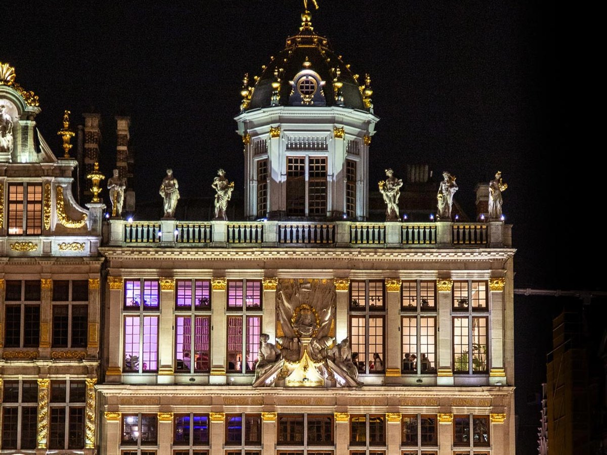 Façade illuminée du Roy d'Espagne la nuit sur la Grand-Place
