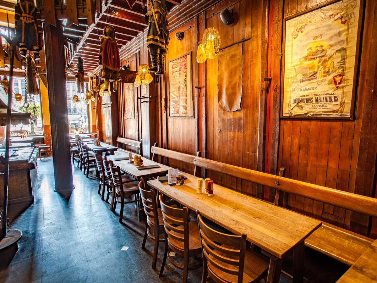 Grande salle en bois du Roy d'Espagne avec longues tables