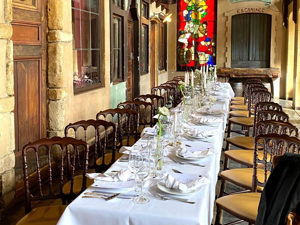 Salle du Roy d'Espagne dressée en nappes blanches pour un banquet
