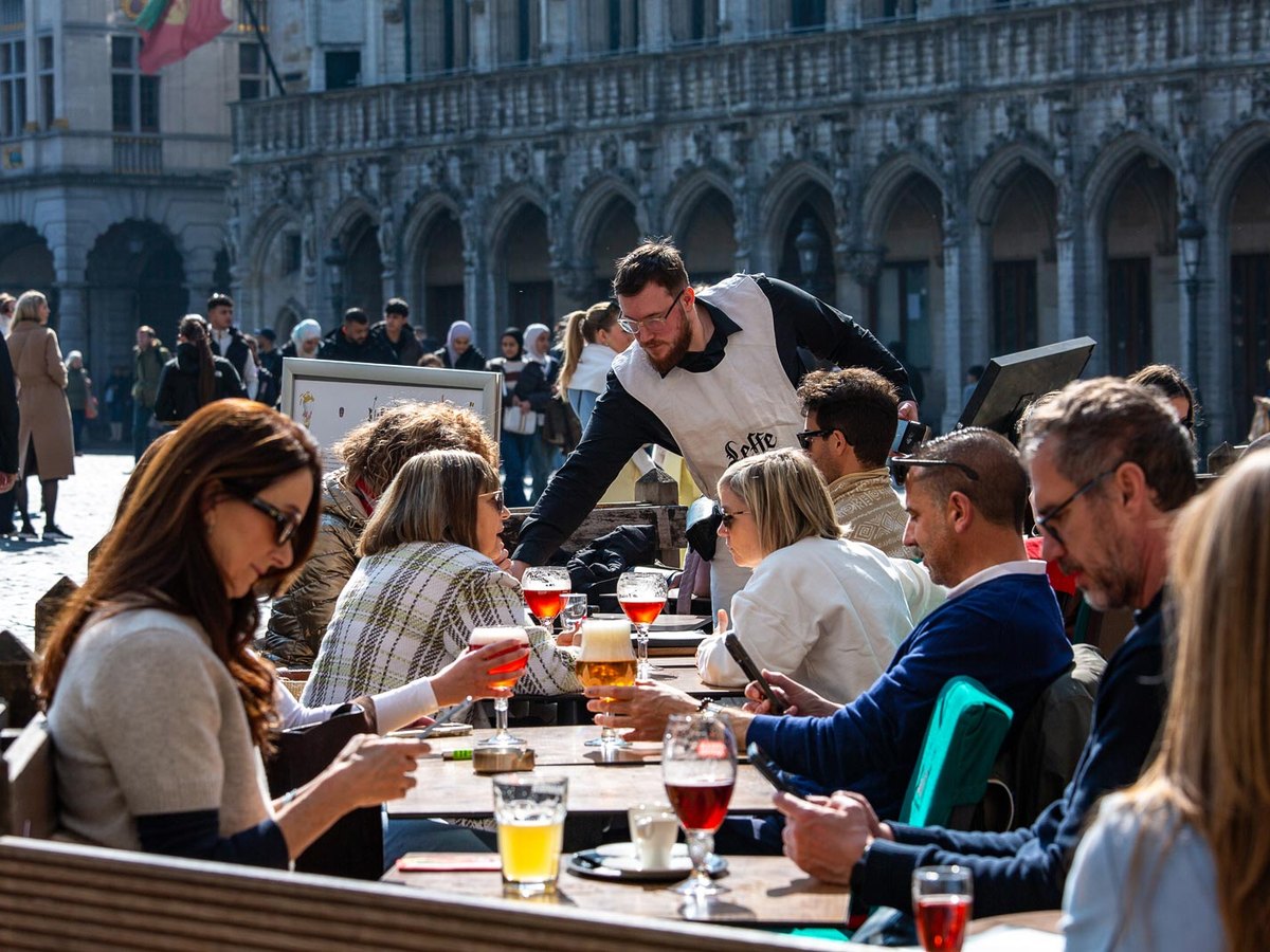 Terrasse du Roy d'Espagne remplie de clients sur la Grand-Place