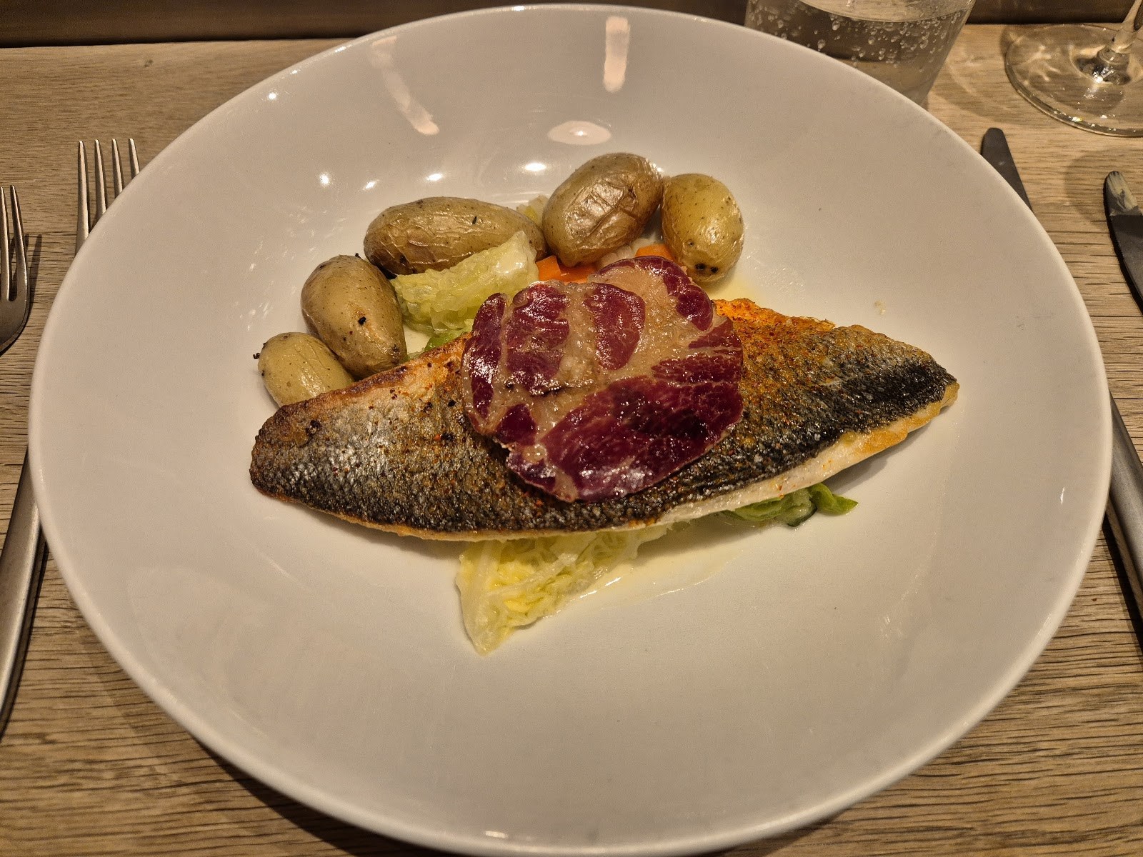 Filet de poisson rôti, speck et grenailles servi au Selecto à Bruxelles