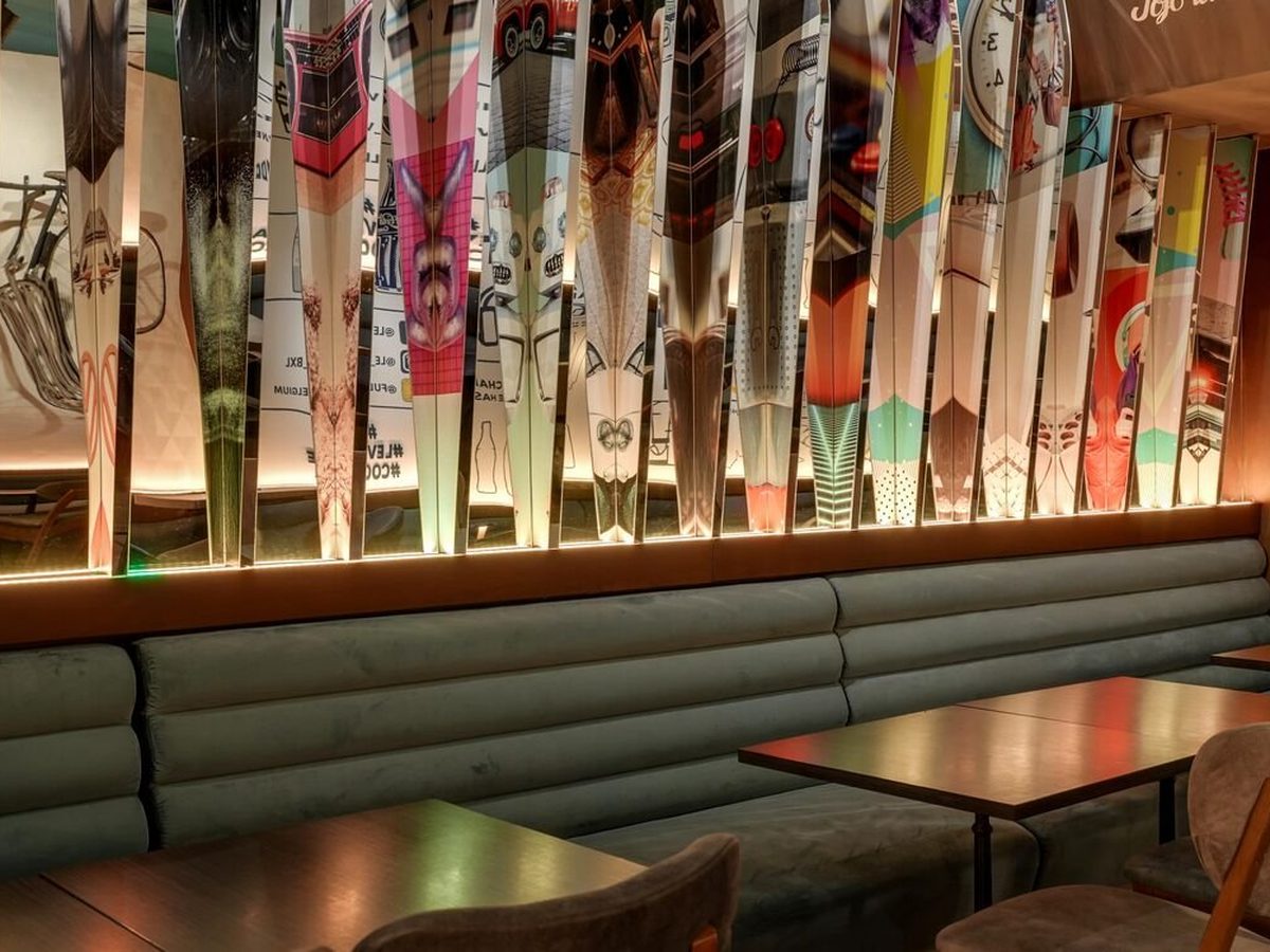 Banquette et enseigne lumineuse Le Vintage dans la salle