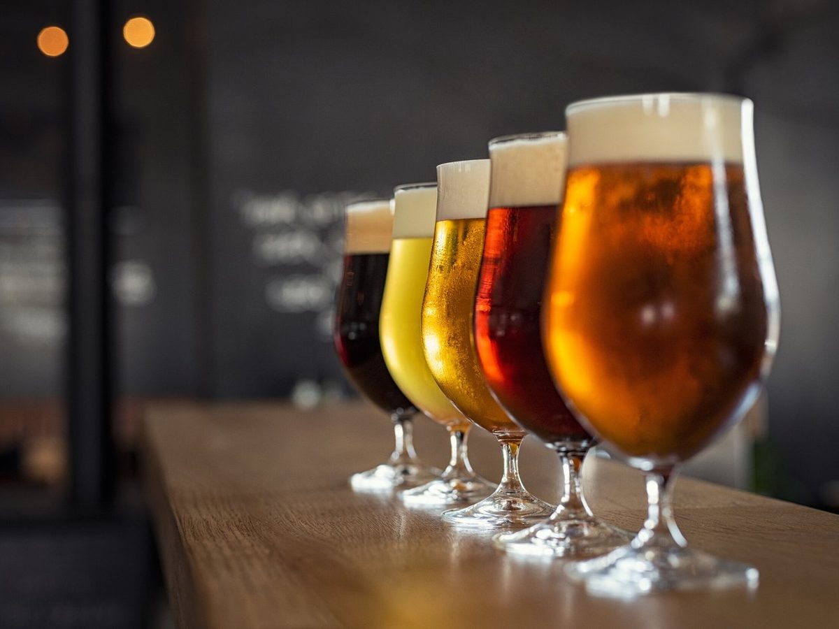 Verres de bières belges alignés sur le bar du Vintage