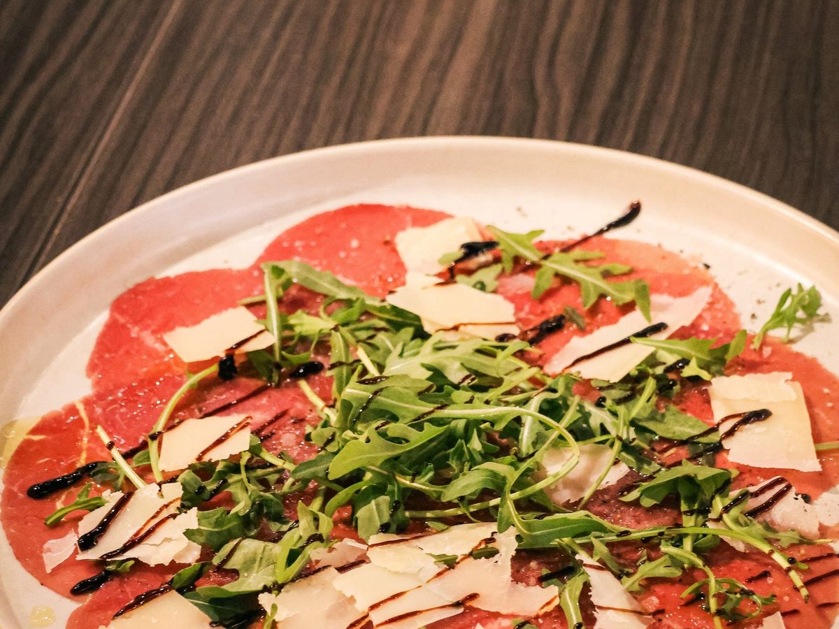 Carpaccio de bœuf à l'huile de truffe, roquette et parmesan