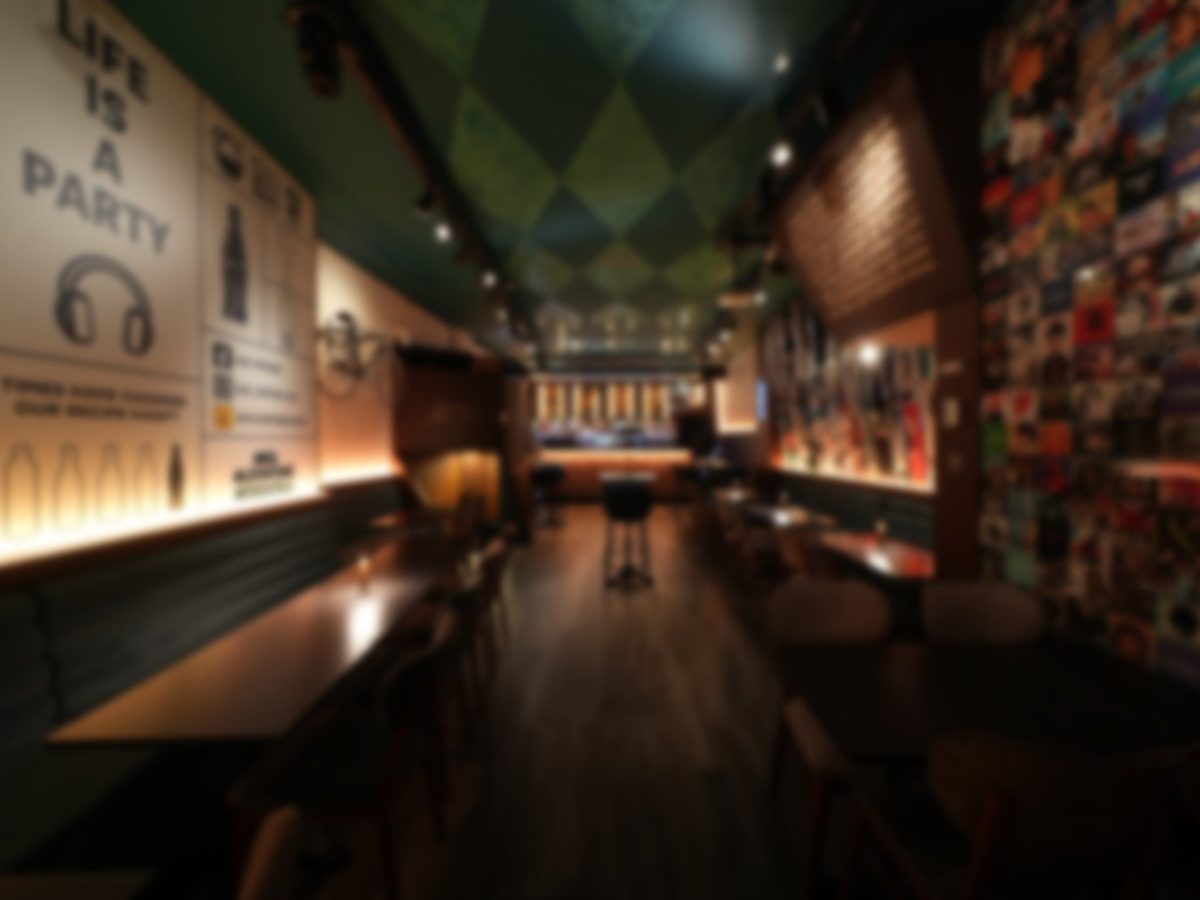 Salle sombre et feutrée du restaurant-bar Le Vintage