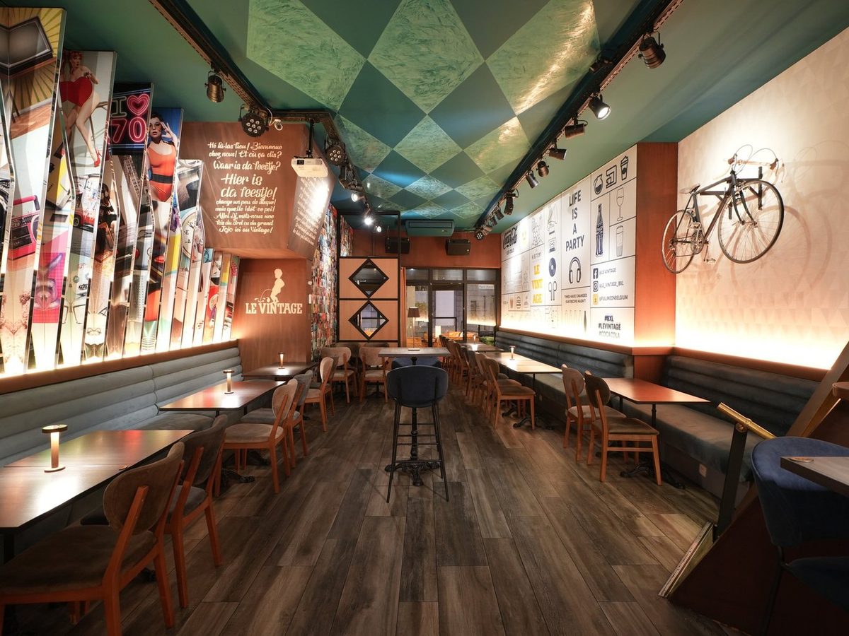 Salle du Vintage avec papier peint à losanges et banquettes