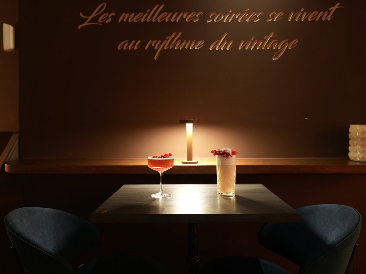 Table dressée sous l'inscription « Les meilleures soirées se vivent au rythme du Vintage »