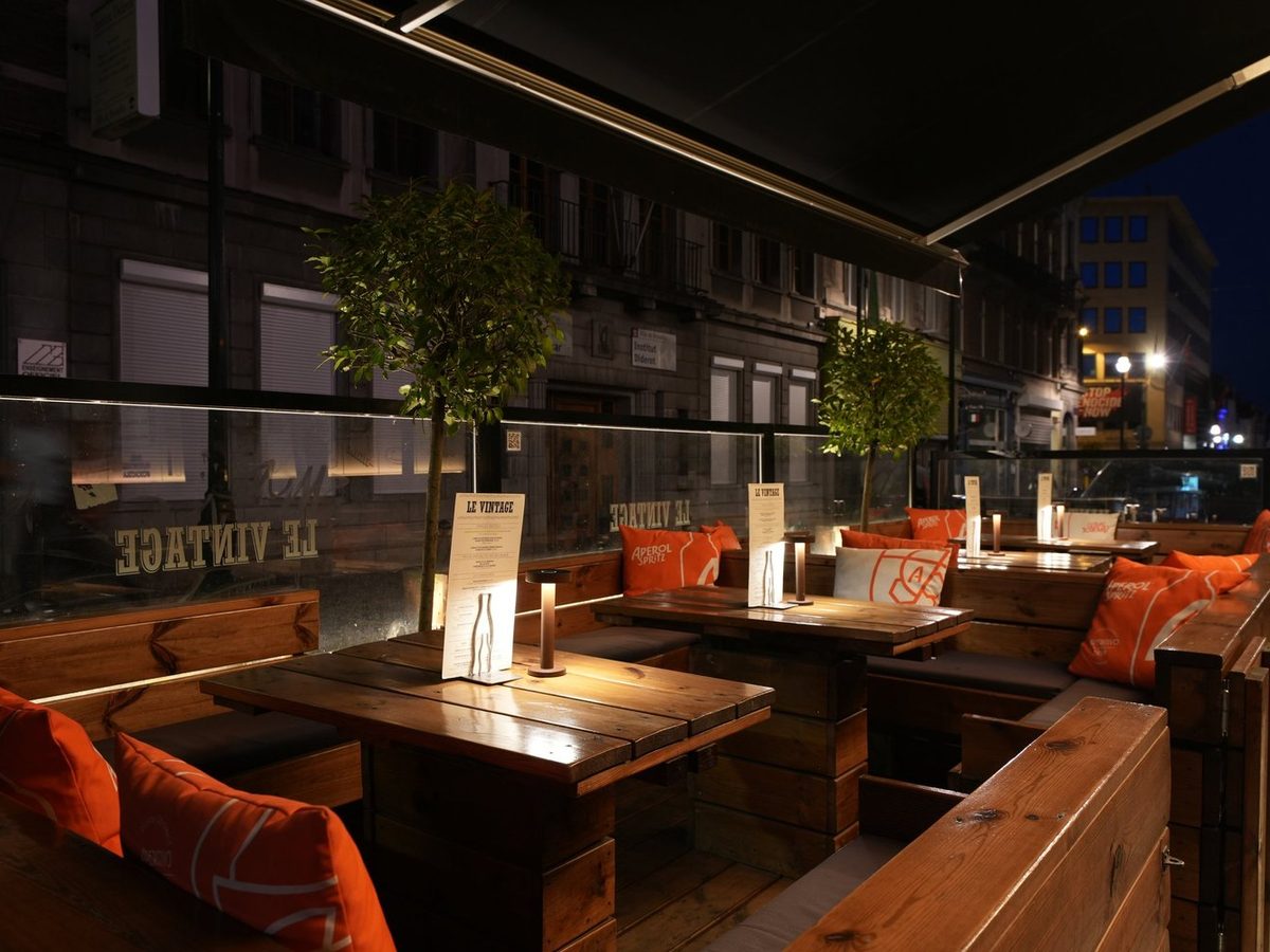 Terrasse couverte du Vintage rue Haute éclairée la nuit