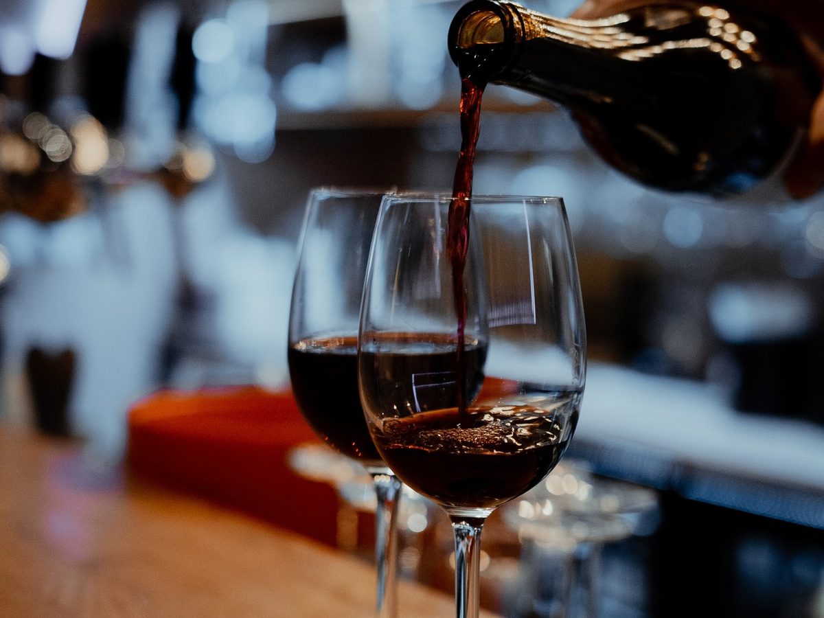 Service d'un verre de vin rouge au bar du Vintage