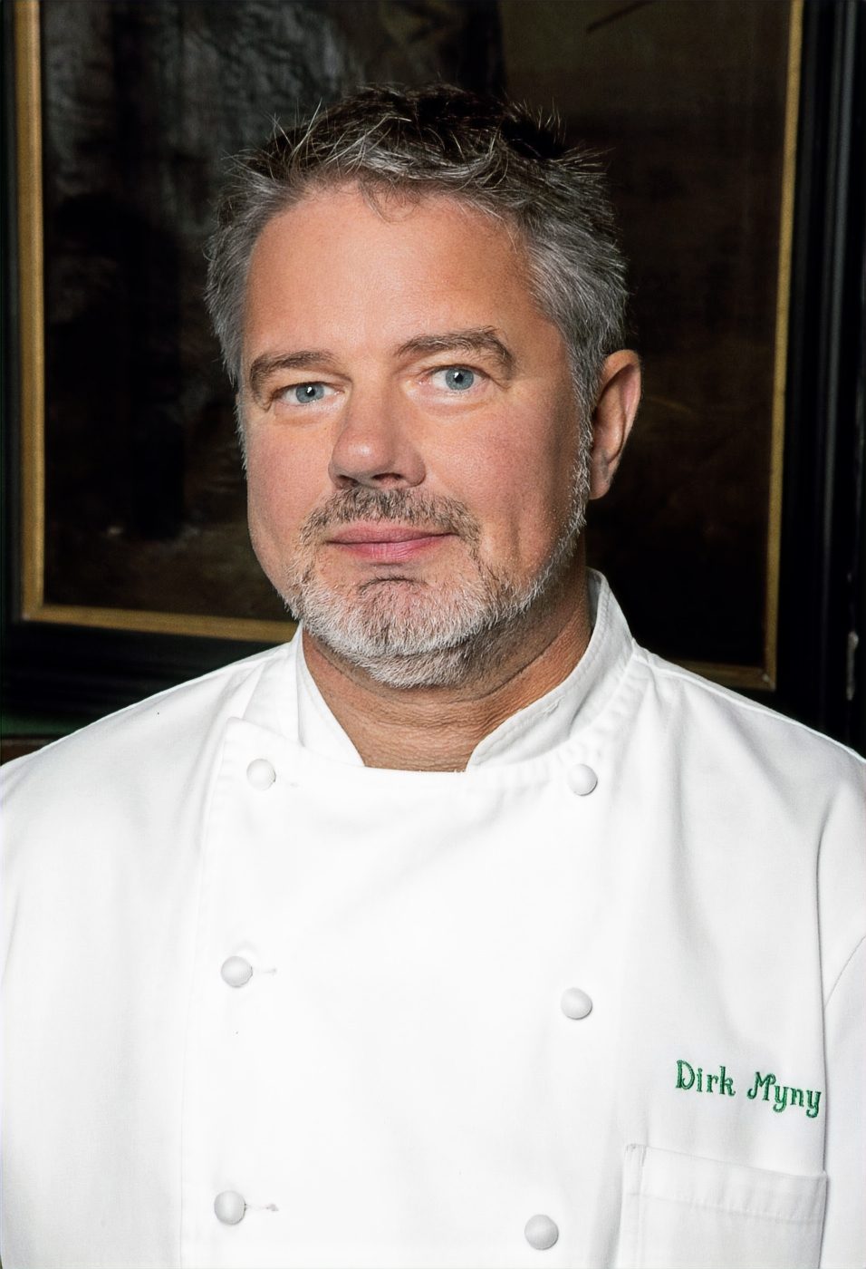 Portrait du chef Dirk Myny en veste de cuisine aux Brigittines
