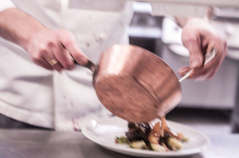 Service à l'assiette depuis une casserole en cuivre aux Brigittines