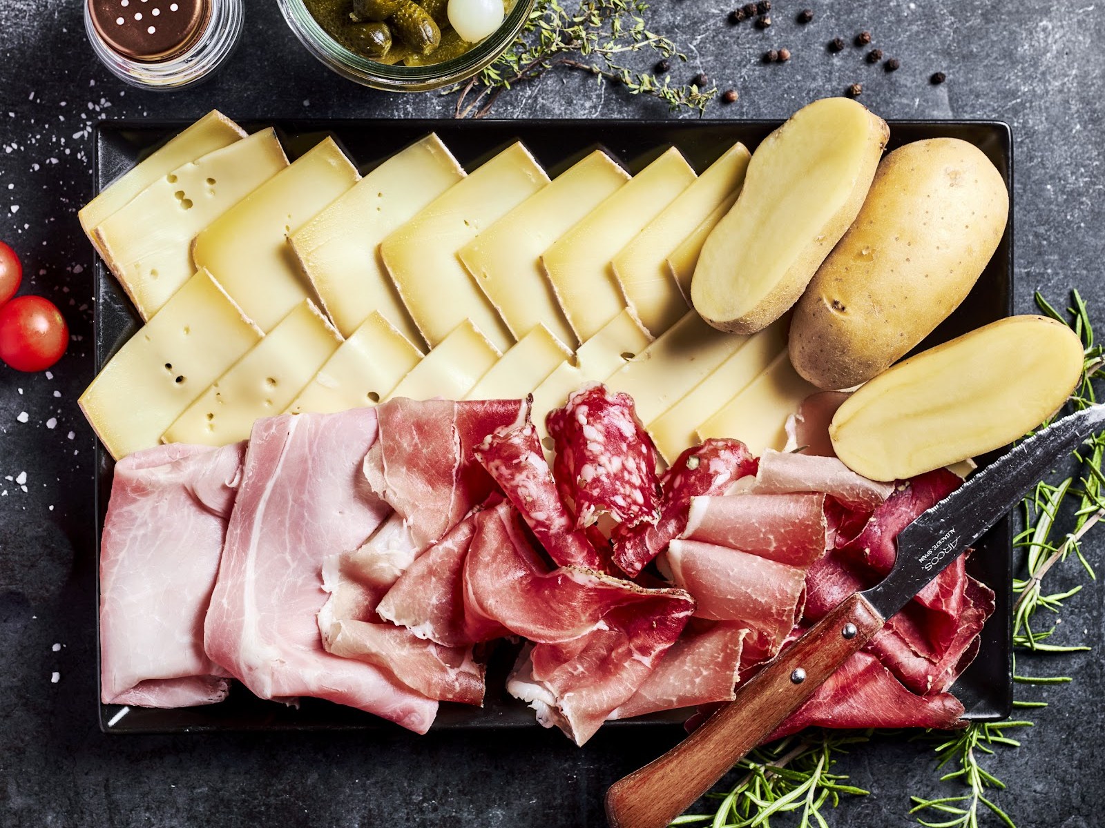 Planche de fromage à raclette, charcuteries de Savoie et pommes de terre