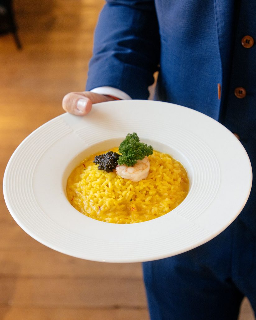 Risotto safrané servi en salle aux Petits Oignons