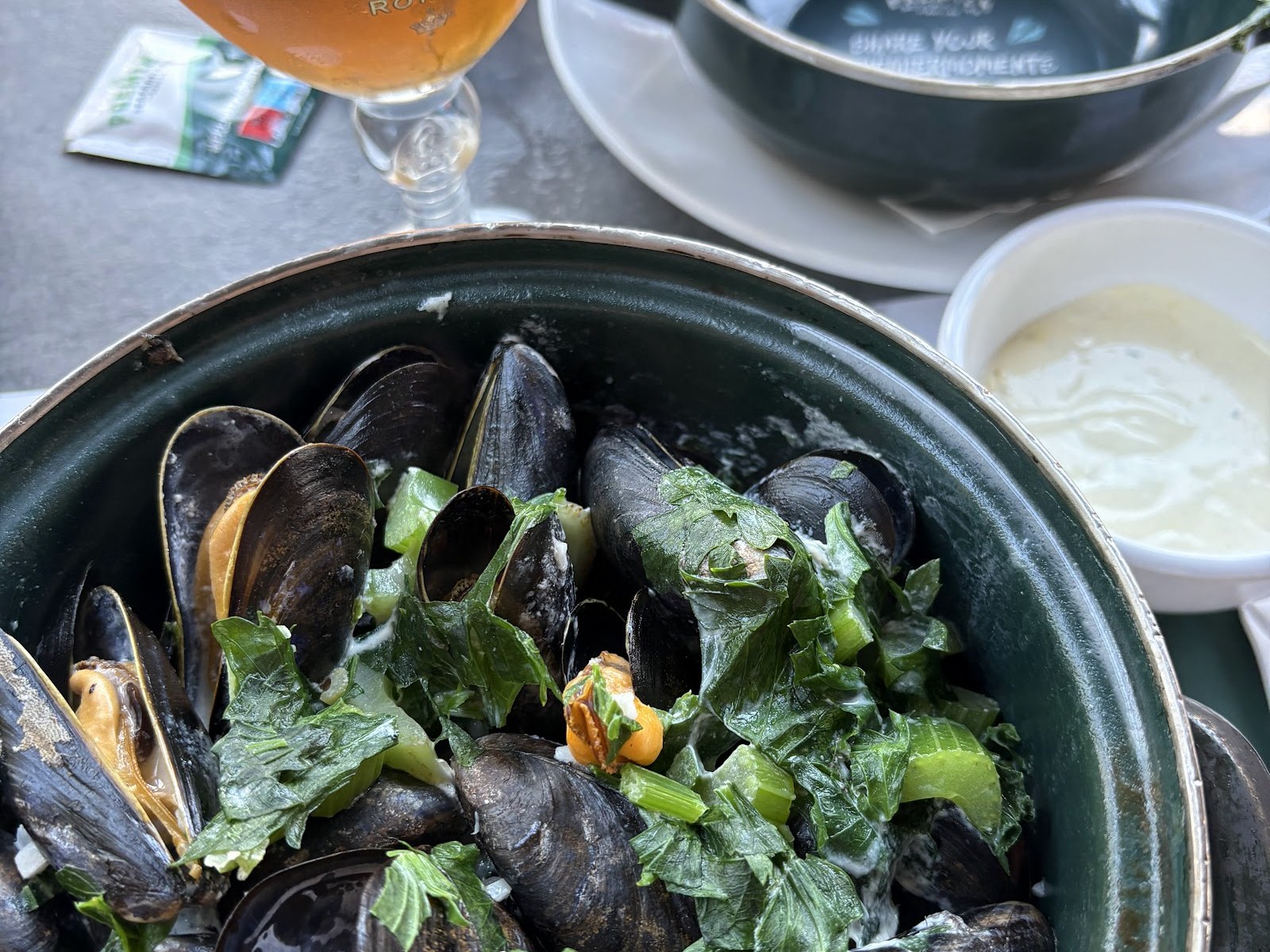 Casserole de moules Golden de Zélande servie à la Brasserie Les Trappistes