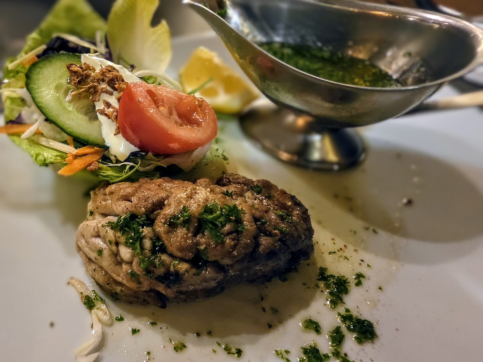 Filet américain préparé en salle à la Brasserie Les Trappistes à Bruxelles