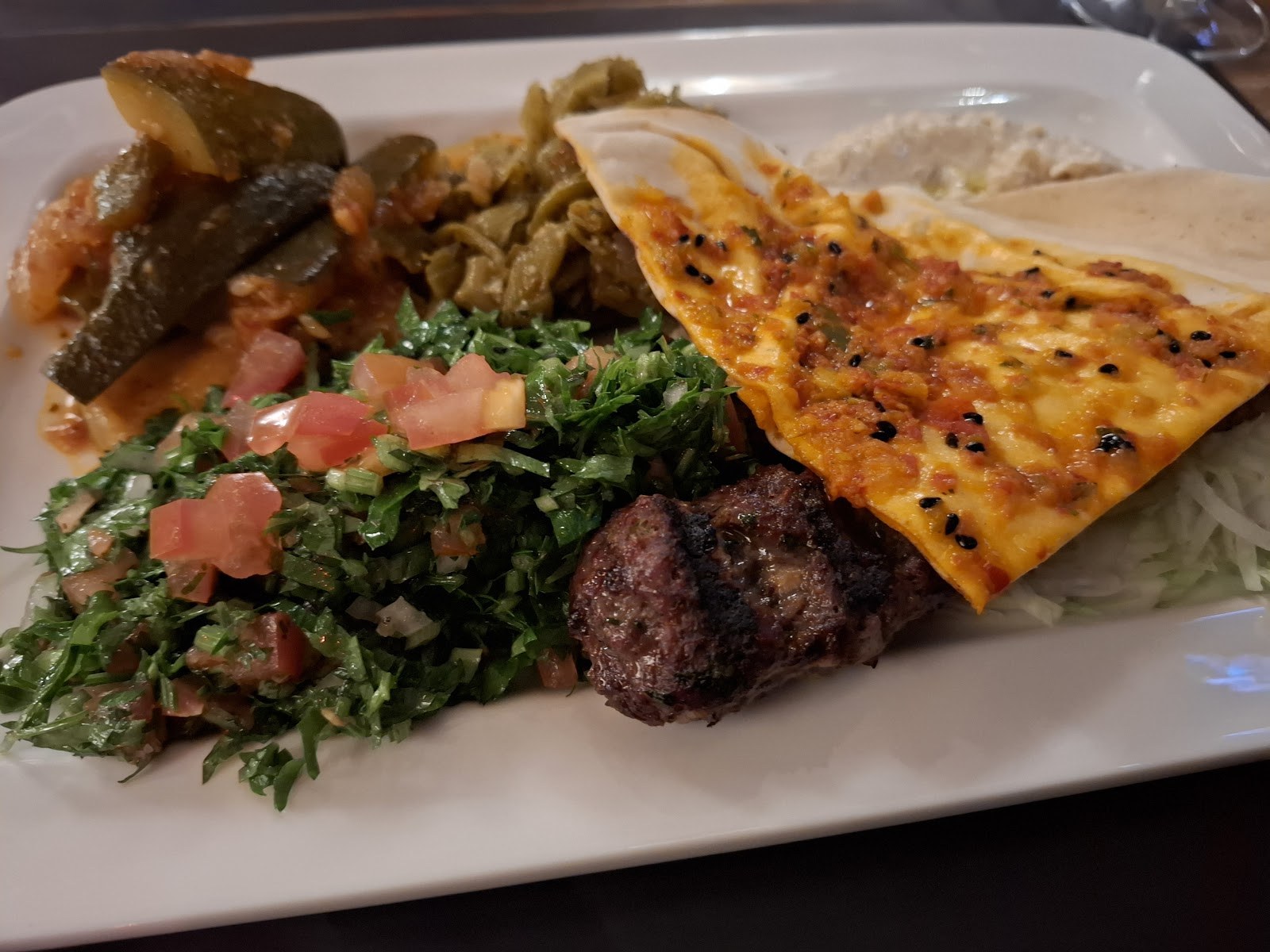 Assiette de kafta, taboulé et mezzés chez Les Vignes du Liban Bruxelles