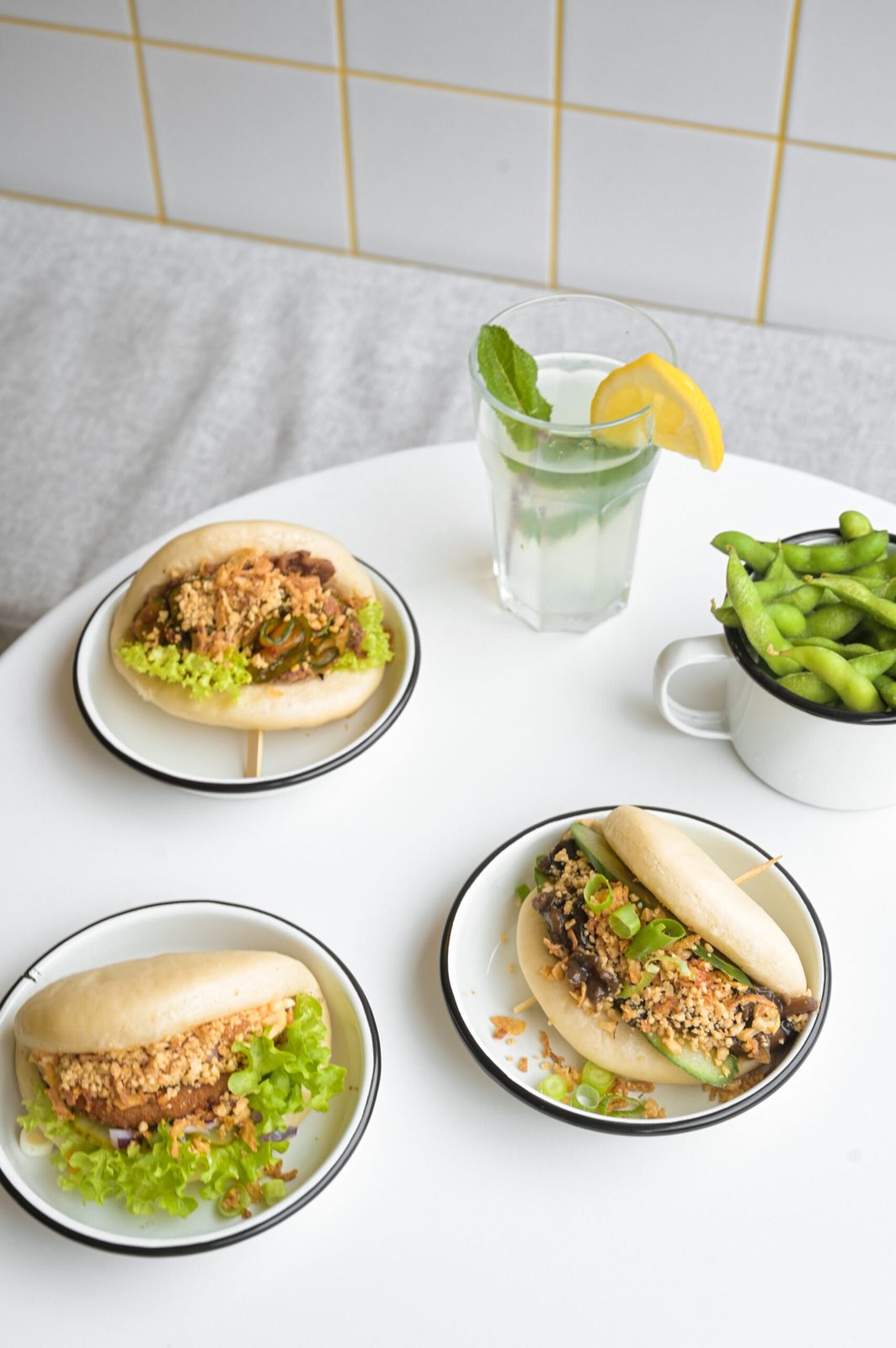Deux bao buns véganes servis dans des assiettes chez Lil Bao