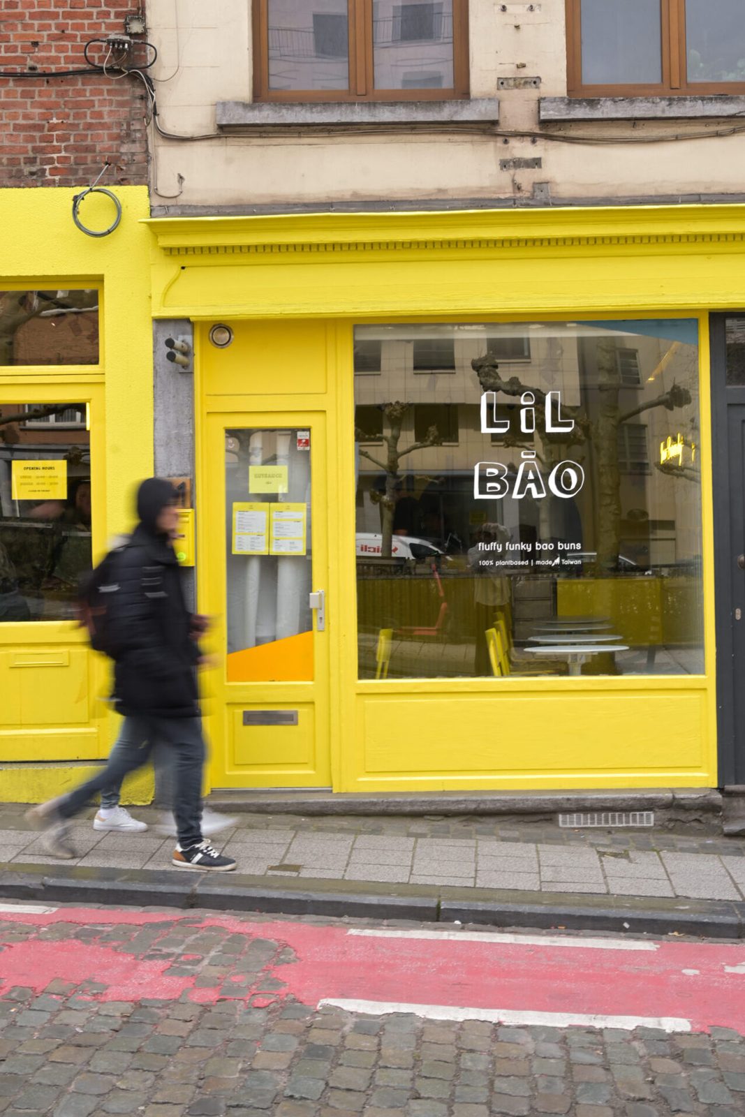 Façade jaune vif du restaurant Lil Bao à Bruxelles
