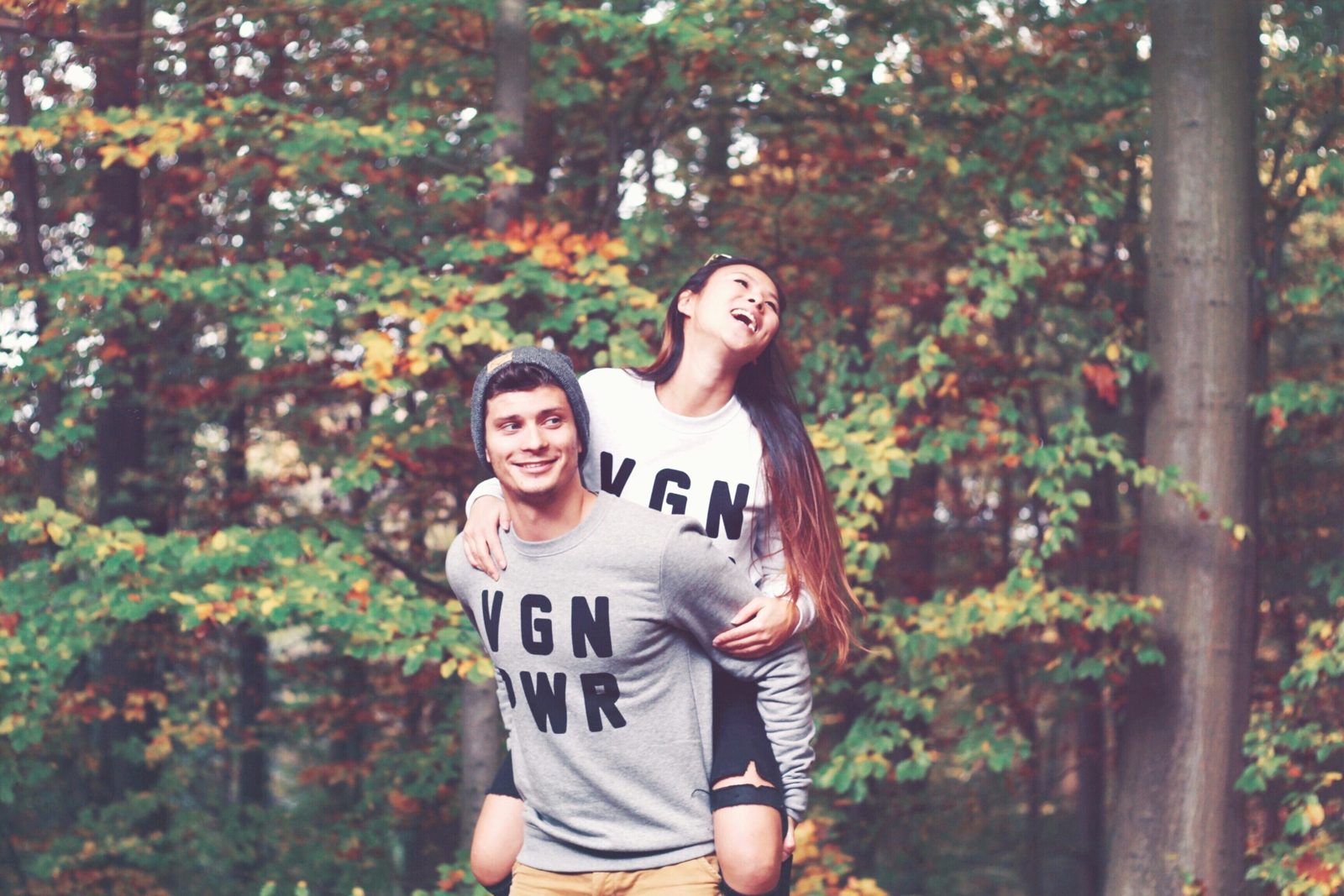 Hsuan et Michal, fondateurs de Lil Bao, en sweat VGN PWR