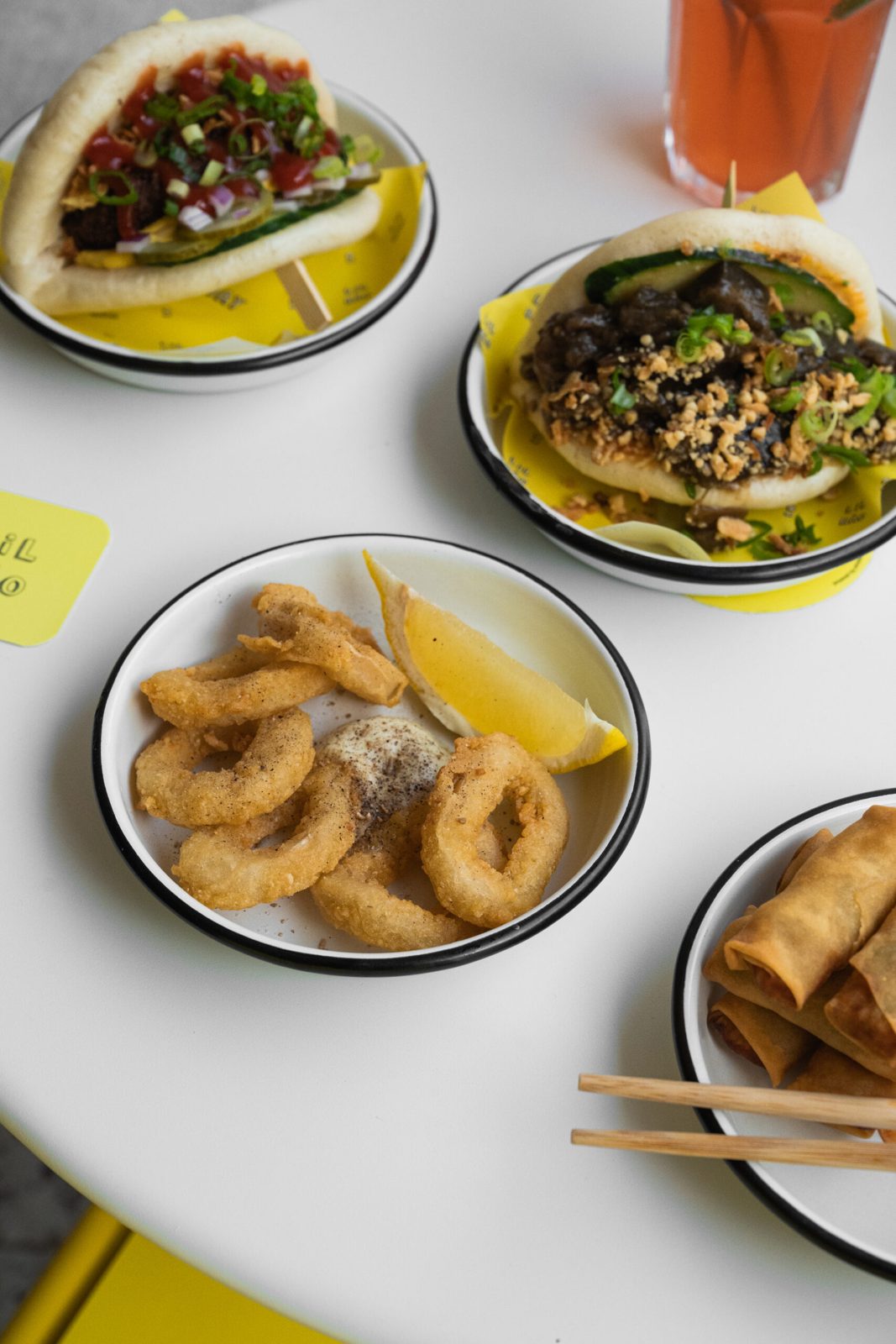 Plats partagés chez Lil Bao : frites, calamares véganes et bols