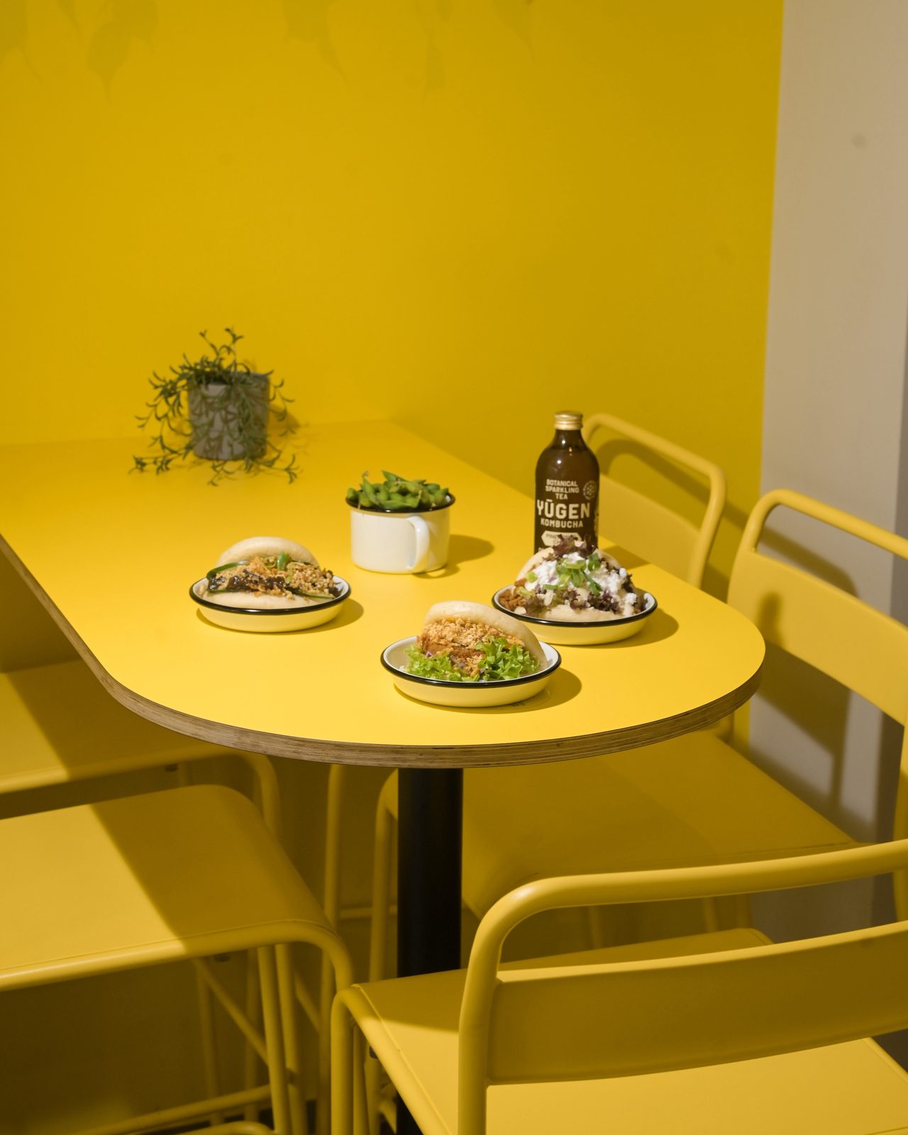 Table de bao buns et accompagnements chez Lil Bao à Bruxelles
