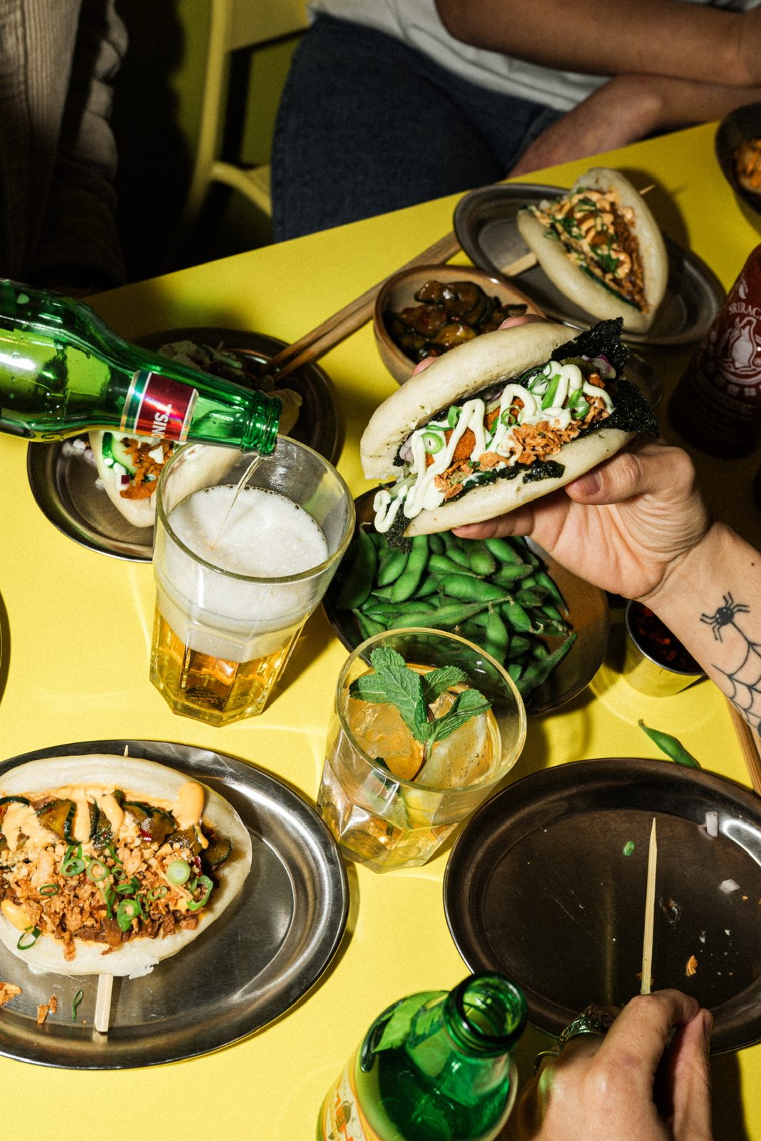 Tablée d'amis partageant des bao buns chez Lil Bao