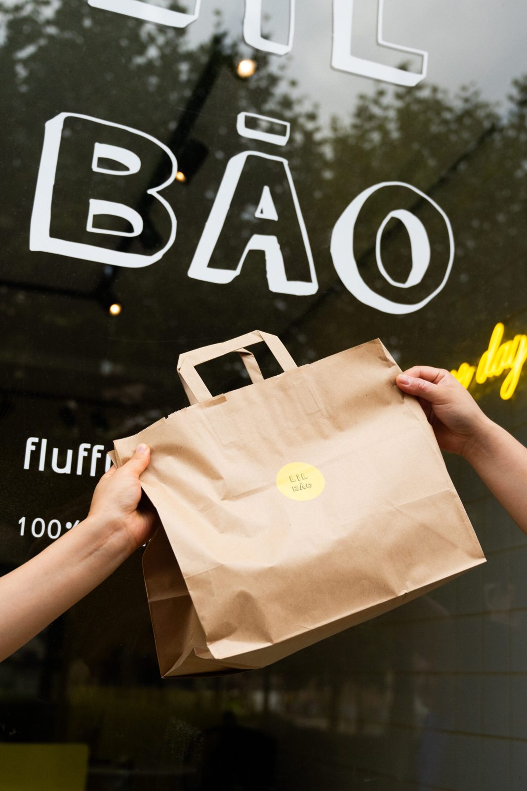Sac take away Lil Bao devant la vitrine du restaurant