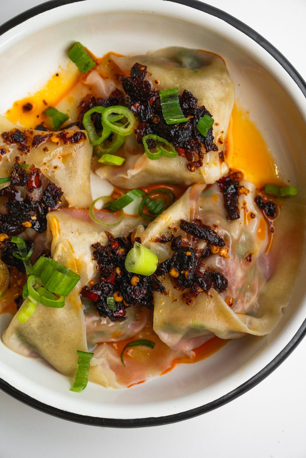 Wontons véganes à l'huile de chili croustillante chez Lil Bao