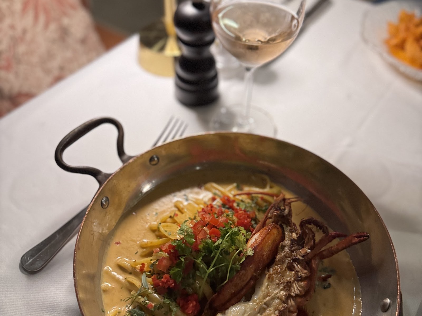 Plat de pâtes au homard servi en cocotte chez Lily's à Bruxelles