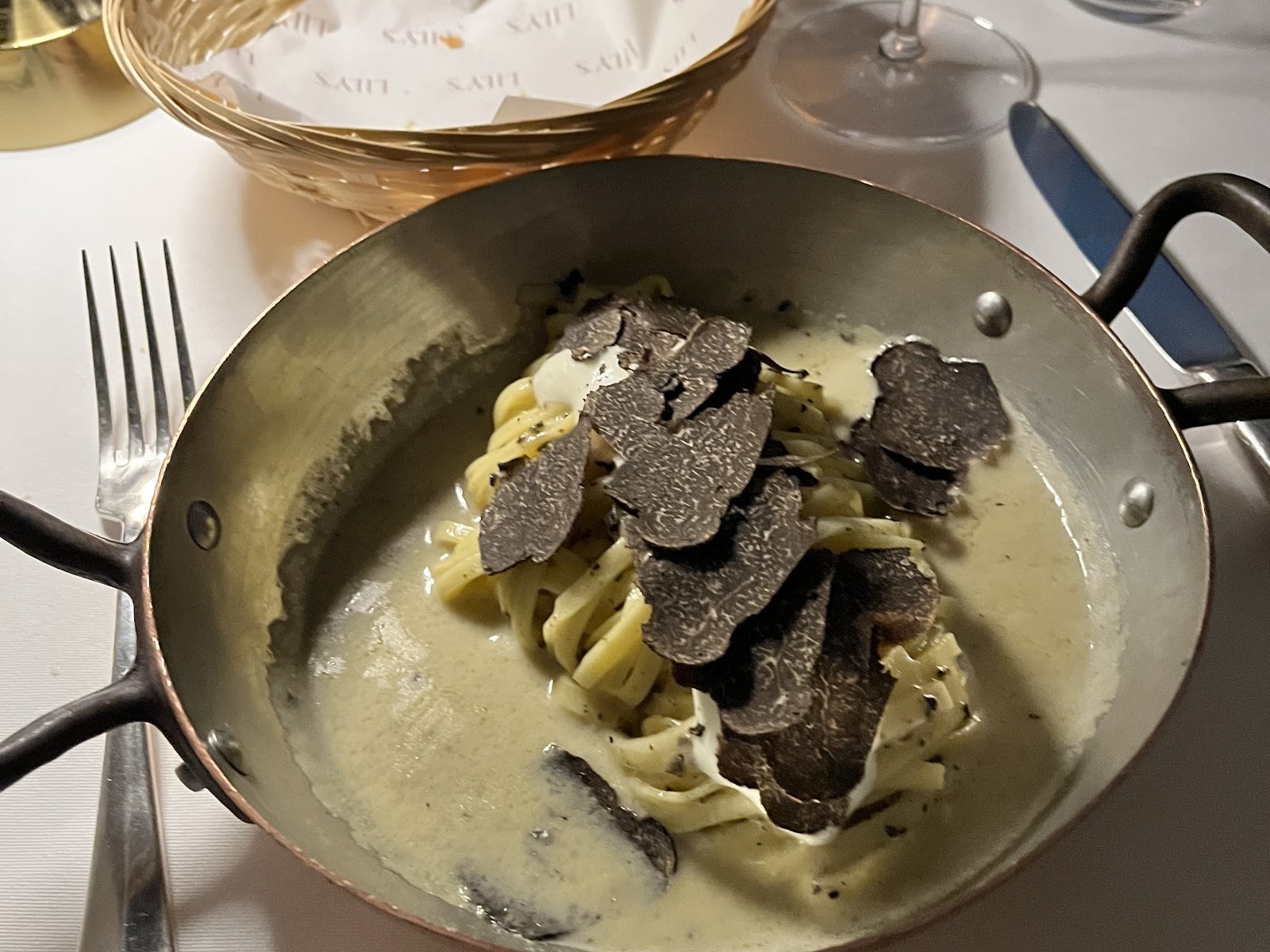 Pâtes crémeuses aux lamelles de truffe noire servies chez Lily's à Bruxelles